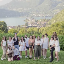 Photo d'un repas d'équipe à la Terre de Bellevarde près Annecy.