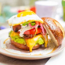 Photo d'un breckie burger chez Haven Annecy.