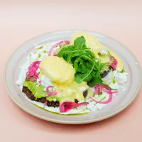 Photo d'un eggs benedict aussi à l'avocat et feta chez Haven Annecy.
