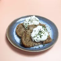 Photo d'un eggs on toast poché chez Haven Annecy.