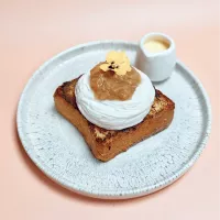 Photo de la french brioche d'été à la rhubarbe et crème anglaise chez Haven Annecy.