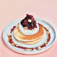 Pancakes, crème montée à la vanille, figues rôties au thym et praliné noisette.